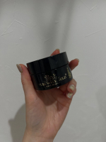 「雪の上 GOLD」使ってみました🕊️✨ ぷるんぷるんのテクスチャー、ナイトジェルです🌙軽い使い心地ですが、しっとり感はちゃんと残るのが◎ 翌朝の肌がなんかやわらい感じがします🤍 金箔入&hellip;のInstagram画像