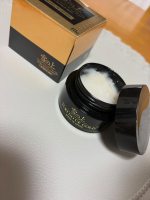 雪の上 GOLD✨最近、朝起きると肌がカラカラに乾燥している日が増えました。金箔配合されたナイトジェルを早速使ってみました。就寝前に塗り、とても肌がしっとりもっちり潤いました。翌朝の肌もカサ&hellip;のInstagram画像