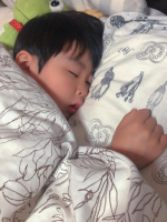 💛🧡🩷どんなにキレイにお掃除をしていても&hellip;ダニってどこからか発生するらしい😱ジメジメする梅雨時が恐い。。‼︎可愛い大切な息子が安心して過ごせるように、ダニ捕りロボをマットカバーに忍ばせていま&hellip;のInstagram画像