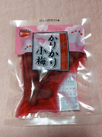 海の精　かりかり小梅 を食べてみました&hearts;️奈良吉野や紀州の契約農家で栽培した小梅を、海水中のカルシウムたっぷりの塩で&rdquo;カリカリ&rdquo;にしてから、赤梅酢、シソに漬けてあります✨しっかり着けてあり塩やシ&hellip;のInstagram画像