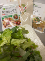 ※サラダ大好き🥬..サラダって脇役だけど、色々混ぜたら立派な一品になる⭐️qummyのおかげで簡単に豪華なサラダの出来上がり✨..栄養満点💯..#PR #Qummy #キユーミ&hellip;のInstagram画像