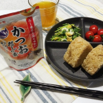 *日々の料理に欠かせないかつおだしの素チャック付きスタンドタイプのかつおだしの素で🍙鶏ごはんおにぎり🌿三つ葉の卵とじを作りました必要な分だけパパッと使いやすくて、保管も楽♪詰め&hellip;のInstagram画像