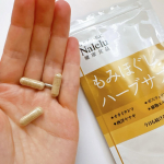 夕方になると、無意識に肩を叩いていますマッサージに行きたいけれど時間がないし、セルフケアもついサボりがち。もみほぐしハーブサプリカプセルタイプで味や香りが気にならないので、お水でさっと飲むだ&hellip;のInstagram画像