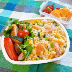 お弁当記録。4/1春休みの学童弁当🍱その①**新学期始まりましたね🌸春休みの学童弁当。最近長男がチャーハン好きになりよく作りました⑅◡̈**4/1は鮭チャーハン🐟具は焼き鮭と卵と&hellip;のInstagram画像