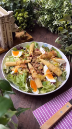 𖤣𖥧𖥣𖡡𖥧𖤣Qummyのバラエティ豊かなサラダセットから「3食の満足サラダセット」が届きました🥗冷蔵で届いたセットにはカット野菜を含め14種類ものトッピングやソースが入っていました。早速＜ヤン&hellip;のInstagram画像