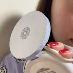 とろけるバームが気持ちいい指に取ると固形なのに、肌にのせるとじゅわっと溶けてなめらかに伸びました！色はほとんどつかない少しだけ白っぽいかな？「フィルターをかけたような肌」に見えるので嬉しいです☺&hellip;のInstagram画像