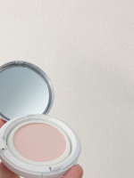 🦢☀︎薬用SPホワイトニングUVバームあたたかくなってきて紫外線が気になる季節！しっかりUVケアはしたいけど花粉も気になる🙈できればナチュラルで保湿感のある仕上がりにしたいと思ってノー&hellip;のInstagram画像