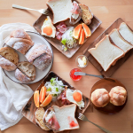 .おうちでパン屋さん気分が味わえるの最高すぎた🍞✨【Mile village】のパンセットを&ldquo;ぱん結び&rdquo;でお取り寄せしてみました🧺焼きたてをそのまま冷凍して届くから、温めるだけでお部屋が&hellip;のInstagram画像