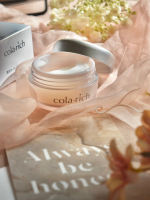 こちらは、1個で7役も担ってくれるコラリッチ リンクルホワイトジェル＜医薬部外品＞。朝のスキンケアが30秒で完了するんですよ。 ぷるんとしたテクスチャーで伸びが良く、心地よい使用感。紫外線が気にな&hellip;のInstagram画像