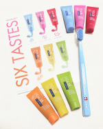 【オーラルケア】クラプロックスビーユー 歯ブラシ＋歯みがきボックスセット６種類のカラー＆フルーツフレーバーで気分に合わせて選べるカラフルな歯みがきセット。ラメ入り？！と最初はびっくりしたけれど、歯&hellip;のInstagram画像