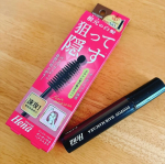 「テンスターHena ポンポン付きヘアマスカラ」これほんとに便利！！まずにおいが残らない！！急な時でもサッと隠せる！先日あー！白髪目立つ！！どうしょう？って時に助けてくれたー笑必需品です。&hellip;のInstagram画像