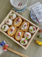 ※こどもの日の朝ごはん🎏少しでも特別感を出したくて、桜の花の塩漬けを混ぜ込んだおにぎりとおいなりさんを作りました。ご飯の中に桜の塩漬けを混ぜ込み、上には塩抜きした桜の塩漬けを飾っています。初&hellip;のInstagram画像