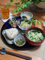 .postしそびれてたいつもの寄せ集めお惣菜ランチですが、せっかくなのでいつも品数が多くて...と言っていただけるのですが、ほとんど作り置きや残り物ばかりで、実際お昼に作っているのはおにぎりくら&hellip;のInstagram画像