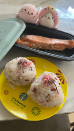 昨日はＧＷ最終日 🧺🌸⁡お休み最後に娘と握った海の精 の桜おにぎり 🍙🩰⁡今日からまた都内でお仕事再開 👩&zwj;💻ランチタイムに写真を見返してはその可愛さと香りに癒やされています ☕️💭&hellip;のInstagram画像