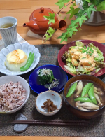 .ある日のごはん・海老マヨ 木の芽和え・丸ごと新玉ねぎのチーズ味噌・ほうれん草のお浸し・自家製きゃらぶき・スナップエンドウとしめじの昆布茶お吸い物・雑穀ごはんいつもの海老マヨに木の芽&hellip;のInstagram画像