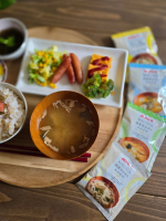 ありあわせのおかずでひとりごはん。⁡そんな時に、おみそ汁やお吸い物が有るのと無いのとじゃ充実感が全然違うよね？でも1人分のお椀を作るのは面倒で省略しがち。だからフリーズドライの美味しいおみそ汁は&hellip;のInstagram画像