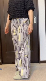アテニアさんの、エアコンパンツ履いてます。こちら、超涼しいおしゃれな柄パンツ(^^)/さらっとしたの履き心地が気持ちよく、軽い生地で涼しさばつぐん♪乾きやすいので、汗の時期にたくさん洗濯し&hellip;のInstagram画像