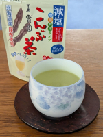 減塩こんぶ茶で小休憩😊✨ティースプーン半分の減塩こんぶ茶に100ccほどのお湯を注いで飲んでるよ🍵今日はエディブルフラワーものせて春っぽく🩷バイク移動から帰宅したあとはアイスで⋯氷をたっぷ&hellip;のInstagram画像