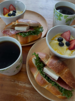 塩パンサンド🍞生ハムとクリームチーズを挟んでみました🥪カレー🍛応募用#PR #野菜をMOTTO #カレー #カレーライス #moniplaのInstagram画像