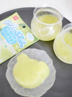 おやつタイム🥄💚ゼリーアイスミックス🩵もちっとのび～るアイスの素を使ってみました🙌　　ゼリーアイスミックスは用意するのはお水だけ！混ぜてレンチンするだけと工程も簡単✨凍らせるとシャ&hellip;のInstagram画像