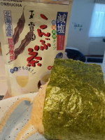 こちらは玉露園様よりご提供いただきました。うちでは風邪の引きはじめに必ず、梅干しを焦げるまで焼いてから昆布茶に入れて飲むのが習慣になっているほど馴染みのある昆布茶。暖かくても冷たくても美味しい&hellip;のInstagram画像