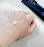 薬用美白オールインワンゲル「ビハククリア プレミアム」✨ぷるぷるテクスチャーなゲルでスルっとお肌に伸ばしやすく、ベタつきもないので、朝のメイク前にも重宝しています🩷日焼けによりシミ対策をこれ1&hellip;のInstagram画像