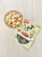 ..素直な、おかか。かき醤油✨しっとりとしたソフトタイプのふりかけ。アサムラサキ製かき醤油が使われているらしい！そのままご飯の上に乗せるのはもちろんおにぎりの具にしても👌今回はサバと&hellip;のInstagram画像