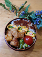 🍅お弁当🍅竜田揚げたっぷり入れて、ご飯にはマルトモさんの『かき醤油おかか』ふりかけました！このおかか大好きなやつで、しっとりタイプの冷蔵保存です！このふりかけあったら、おかずなくても良いく&hellip;のInstagram画像
