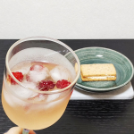 🍷ラズベリーが今年初収穫✨ここ数日気温がぐっと上がって、一気に色づきましたロゼワインに漬けてサングリア風🍷おともにしたバターサンドも美味です&hellip;幸😌#PR #野菜をMOTTO #カレー #&hellip;のInstagram画像