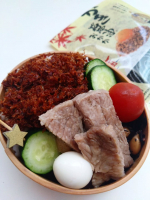 マルトモ株式会社さまの「かき醤油 おかか」をお試ししました！甘く炊いた素朴なな味の鰹の佃煮ふりかけ。しっとりタイプのふりかけは大好きです！かつおの旨味、かき醤油の風味が美味しかったです。お弁&hellip;のInstagram画像