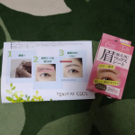 眉毛って悩みありませんか？。左右非対称、毛の流れが左右異なりうまくか書けない、なりたい眉毛にならない、濃い薄いなどなど、、、。剃ったり抜いたりか書いたり忙しい。そこで！眉ワックスシート（脱毛用）使っ&hellip;のInstagram画像