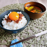 いつかの朝ごはん。おかかたまごかけごはん🍚🥚**いつものお豆腐のお味噌汁とたまごかけごはん。本当に手抜き中の手抜きなシンプル朝ごはんです。*いつもはあつあつごはんにめんつゆたらー&hellip;のInstagram画像