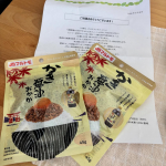 【鰹節屋のふりかけ】じゅわっとおいしい、しっとりタイプのおかかふりかけ！ジューシーな味わいにハマる人続出？ご飯のお供や調味料にも！⁡納豆ご飯の醤油代わりに使いました🍚しっとりとした食感が熱々のご&hellip;のInstagram画像