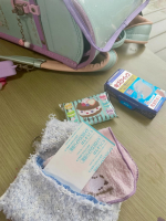 我が子ながら娘はなかなかしっかりしていて、ランドセルの中に予備の筆箱やマスク、ハンカチなど色々なものを入れています。そんなしっかり者な娘の必需品が、移動ポケットの中の3点セット。ハンカチ、ティッ&hellip;のInstagram画像