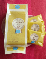 もち吉さんの『チーズ煎餅』がまさに濃厚で絶品すぎた❤️1袋に2枚お煎餅が入ってるんだけどパリパリ食感で食べる手が止まらない！贅沢なお味なのにお手頃価格だし1袋に小さなお煎餅が2枚入ってる&hellip;のInstagram画像