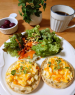 🥪おうちモーニング🥪イングリッシュマフィンのたまごトーストモーニングでおはようございます🌿ゆで卵にマヨネーズとめんつゆで和えてトッピング🥚いつもは塩コショウとマヨネーズを使いますが、めんつゆ&hellip;のInstagram画像