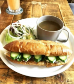 キューバサンドとクラフトビールのダイニングカフェ&バーFOODIESDELIフーディーズデリでランチしてきました💖店内は木のぬくもりを感じる落ち着いた雰囲気✨カウンター席もあり、ゆっくり食事&hellip;のInstagram画像