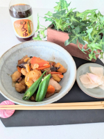 栗と野菜の煮物冷凍してあった栗を使って五目煮を作ったょ～。栗、椎茸、人参、茄子、ゴボウ食べやすい大きさに切って、めんつゆ、水、ハチミツをフライパンに入れ蓋をして煮込めばあっという間に&hellip;のInstagram画像