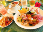 沖縄旅行で泊まったホテルのビュッフェでディナー🍽️みんなで楽しくワイワイ食べれたのは良い思い出🌺地中海料理を楽しみました😊#PR #野菜をMOTTO #冷製スープ #夏グルメ #moniplaのInstagram画像