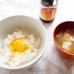 今日のランチ✨卵かけごはんに具沢山のお味噌汁卵かけご飯には、寺岡家の5つのだし薫るめんつゆ2倍をかけていただきましたぁ🥢かつお節、昆布、瀬戸内産いりこ、国産さば節、椎茸だしの5つのだし原料&hellip;のInstagram画像