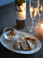 ⁡まだ明るいうちから一杯🥂休日の特権〜&hearts;⁡焼き立てパン（&larr;冷凍をリベイク）をつまみながら🥖大葉・胡麻・ソーセージの組合せ👍🏽パンは @pan_musubi から届けていただいた、　@pa&hellip;のInstagram画像