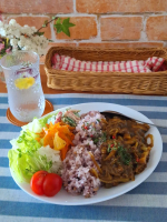 .ワンプレートで、カフェ風カレープレートランチ🍛急にどうしても食べたくなったカレー煮込み時間要らずの切り落とし牛肉と玉ねぎで15分でできる即席ビーフカレー🍴付け合わせは、ほぼ作り置きから&hellip;のInstagram画像