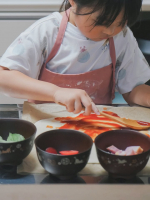 ✎𓂃 𝘤𝘰𝘰𝘬𝘪𝘯𝘨🍕　　夏休みはお料理にもたくさん挑戦したむすめ👧ˊ˗　　ピザが大好きだからパパと一緒に生地からピザ作りにも挑戦𓂃🍕　何度かやっているうちに生地をめん棒で&hellip;のInstagram画像