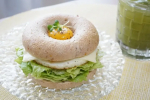 パンや甘いものを食べる前のマイルール。必ず食前に青汁を飲むこと！野菜不足&血糖値コントロールのためにずっと続けています☺️初めて飲んだ健効青汁は苦くなくて飲みやすかった✨#PR #Nalelu&hellip;のInstagram画像