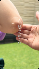 ズレやすい肘や膝などにもぴたっとフィットして、肌色だから目立ちにくいキズフィット。⁡傷を早く治すサポート力があるので、うっかり怪我をしてしまった時にも備えて置くと安心です。⁡水に強いから、はが&hellip;のInstagram画像
