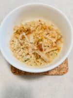 .今日の朝ごはんはいつものオートミールリゾットにマルトモさまの花かつおをトッピング🥰大容量なので思う存分かけられます😳鶏ガラだけのシンプルな味付けですが花かつおのおかげで旨みと食べ応えアッ&hellip;のInstagram画像