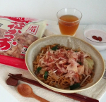 *わが家は日ごろからかつお節をよく使います仕上げにさっとかけるだけで旨味がプラスされ、見た目も華やかに✨今日は花かつおを焼きそばにトッピング♪かつお節には、たんぱく質や必須アミノ酸が豊富で&hellip;のInstagram画像