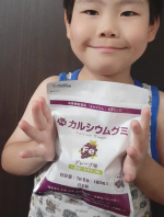 カルシウムグミFe（グレープ味）息子達の成長が気になるので食べてます。息子達はグミ大好きです。おやつ感覚で喜び食べます。味も美味しいと言っています。自分でパッケージを開封し食べれて&hellip;のInstagram画像