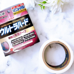 小さい時に子供が何度もカーテンをグイッと引っ張ってしまい、出窓のカーテンレールがダメになってしまっていてネジ穴も緩んでしまってどう直そうか頭を抱えていたのですが、「ウルトラハードパーフェクトテープ &hellip;のInstagram画像