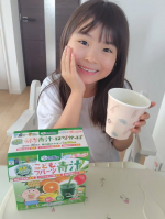 sana&hellip;&hearts;#PR\ 野菜嫌い🥦偏食に悩むママたちの強い味方 /【こどもフルーツ青汁】🥛✨️@sukusukunoppokun朝ごはん待ちの、寝起き さなちゃんです👧🌄パジャマで失礼しま&hellip;のInstagram画像